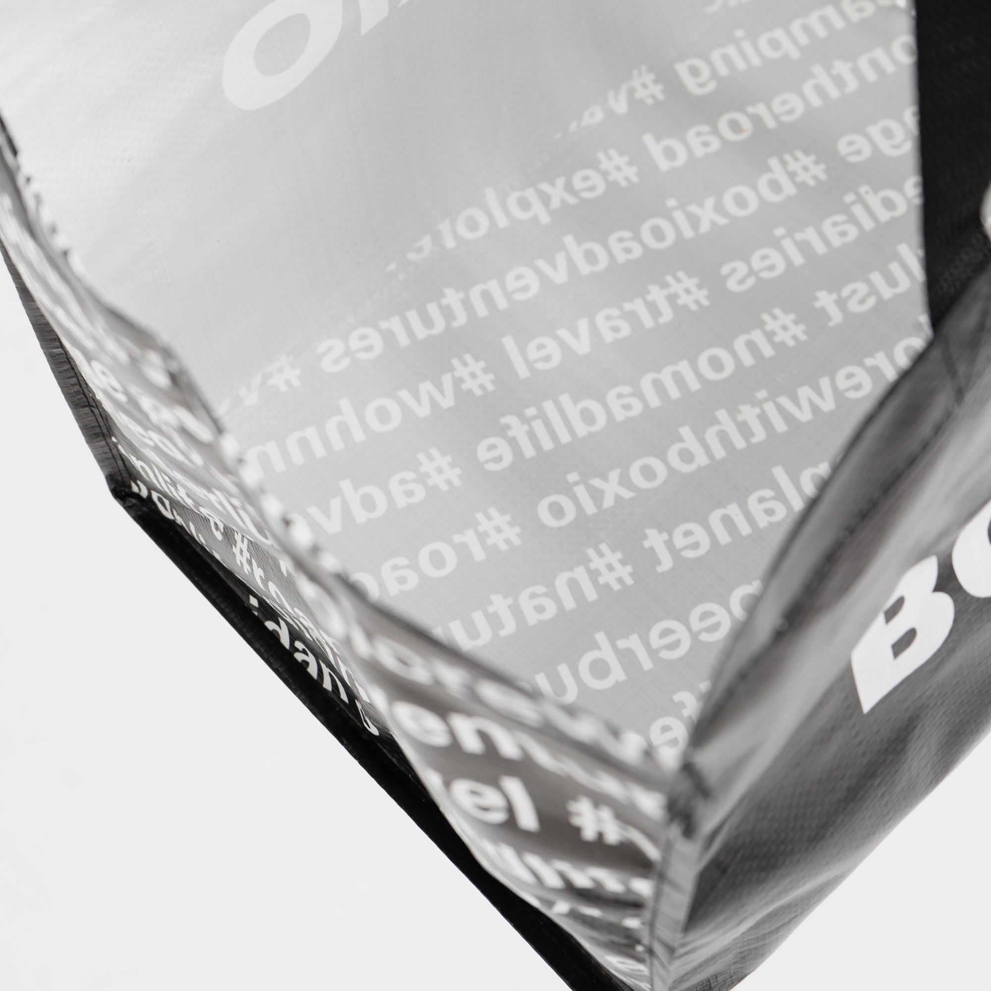 Innensicht einer modischen Tragetasche mit transparentem Material und weißen Schriftzügen.