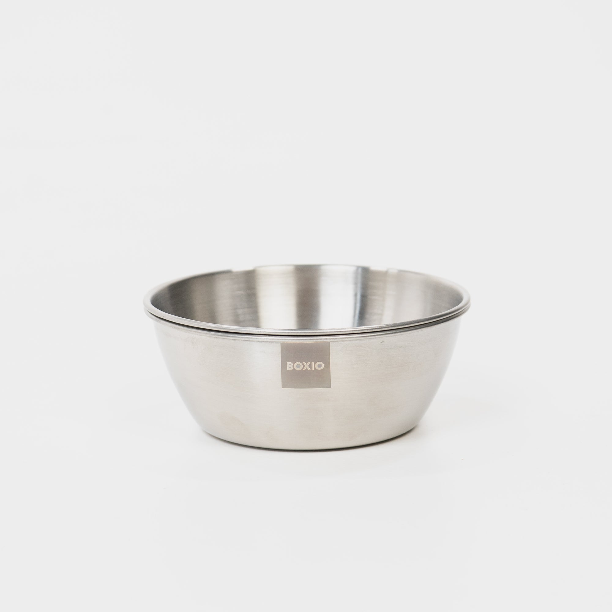 Edelstahl-Schüssel von BOXIO mit glattem Finish auf weißem Hintergrund. Ideal für Küche und Lebensmittel.