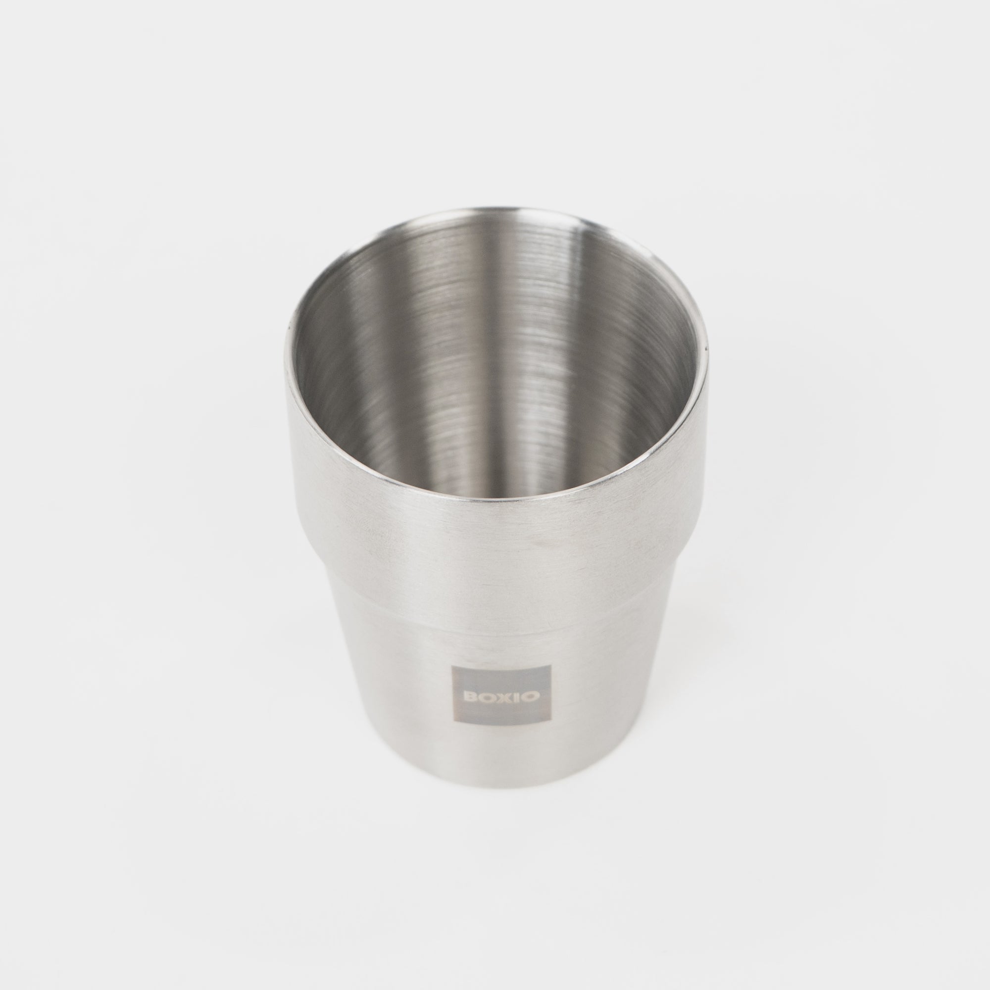 Edelstahlbecher mit glatter Oberfläche und BOXIO-Logo auf der Vorderseite.