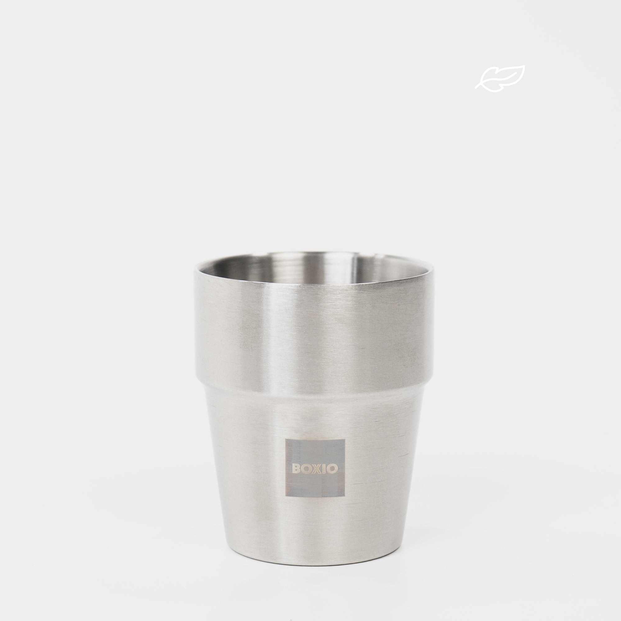 Edelstahlbecher mit reduzierten Formen und dem Logo "BOXIO" auf der Vorderseite.