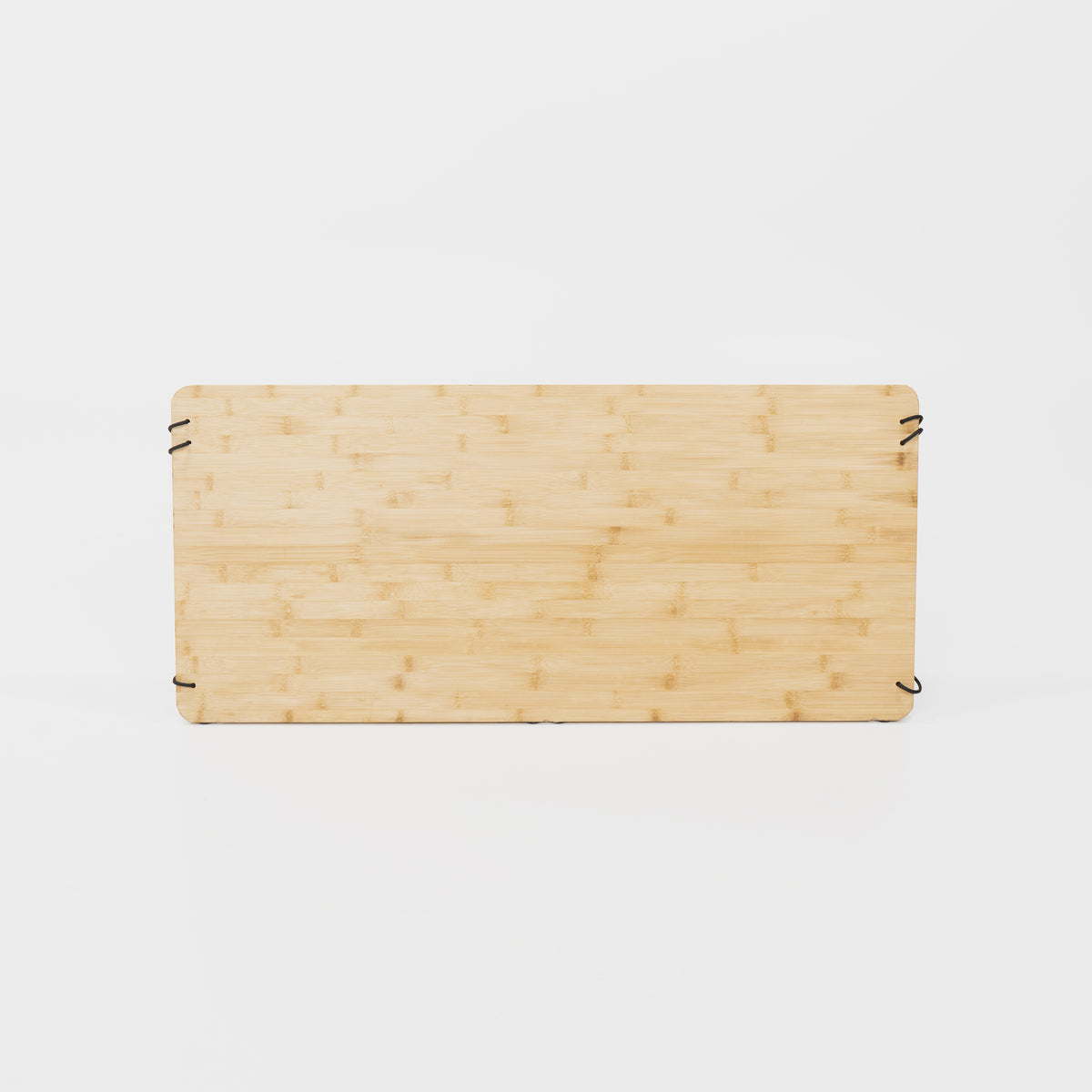 Bambusschneidebrett mit minimalistischer Struktur und schwarzen Halterungen für eine moderne Küchenausstattung.