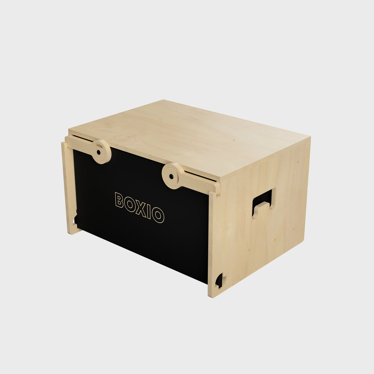 Holzkiste mit schwarzer Front und einem Logo, ideal für Aufbewahrung und als Möbelstück. Modernes, minimalistisches Design.