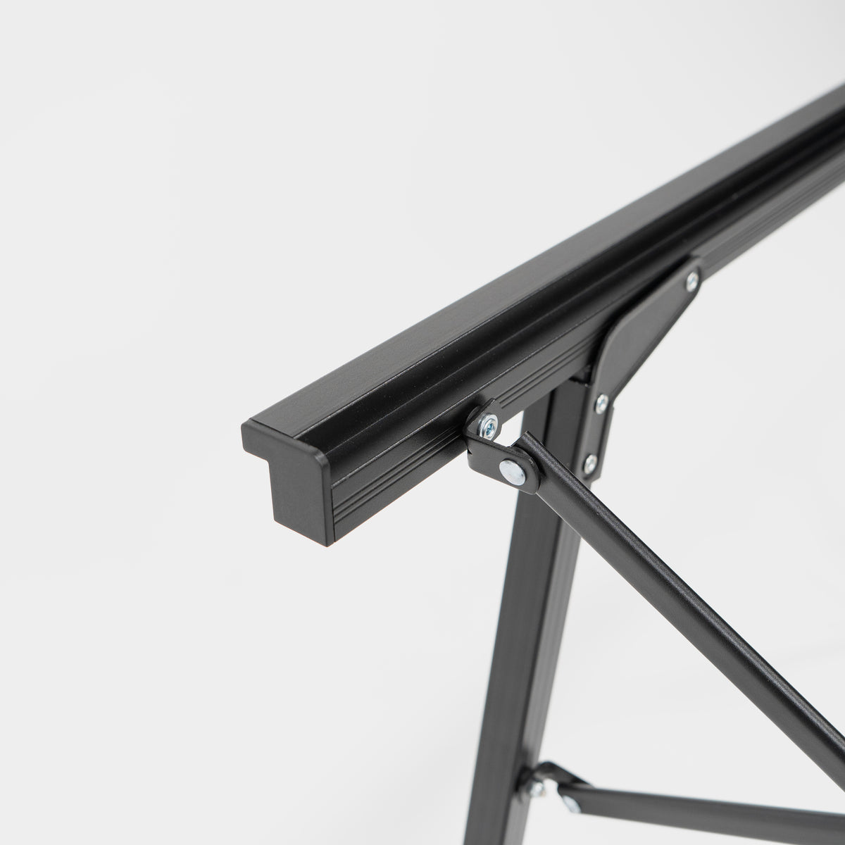 Detailaufnahme einer stabilen schwarzen Aluminiumstruktur mit Gelenk und Halterung.