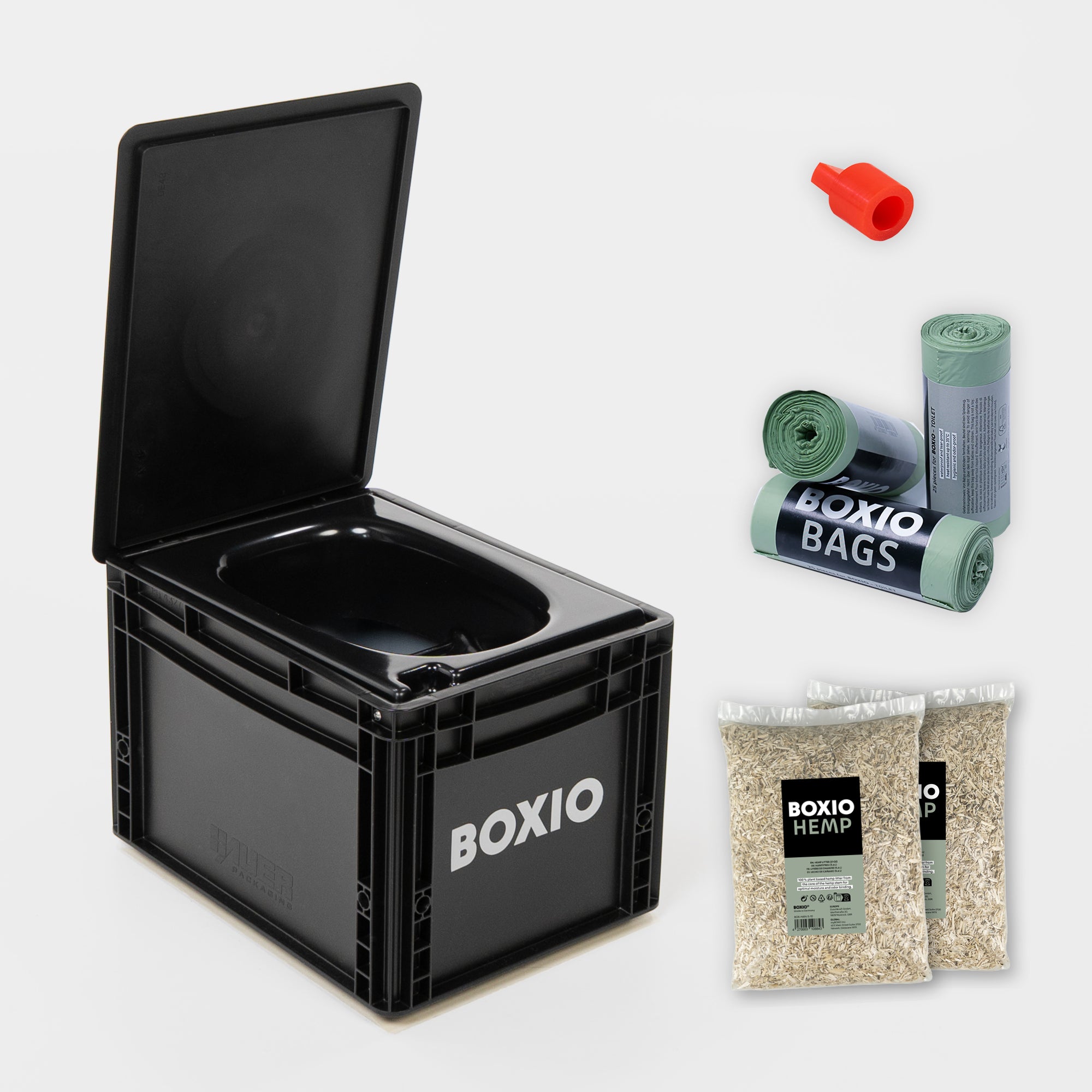 Schwarze Hygienetoilette mit einem offenen Deckel, umgeben von BOXIO® Säcken und Hanfprodukten.