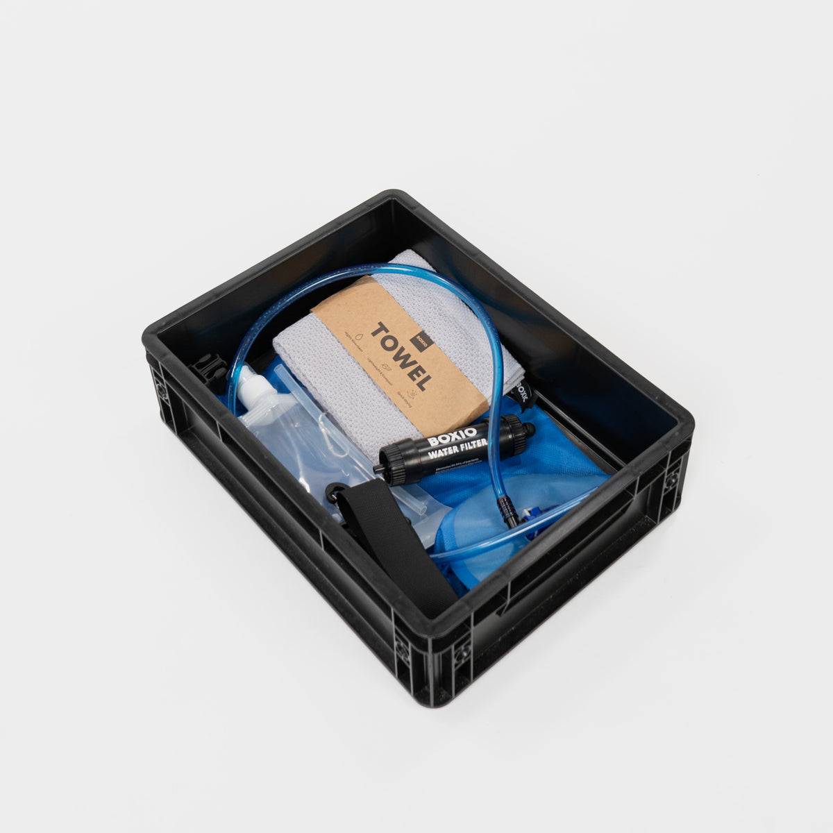 Wasserfilter-Kit in schwarzem Behälter mit Handtuch, Schläuchen und Wasserbehältern. Ideal für Outdoor-Aktivitäten.