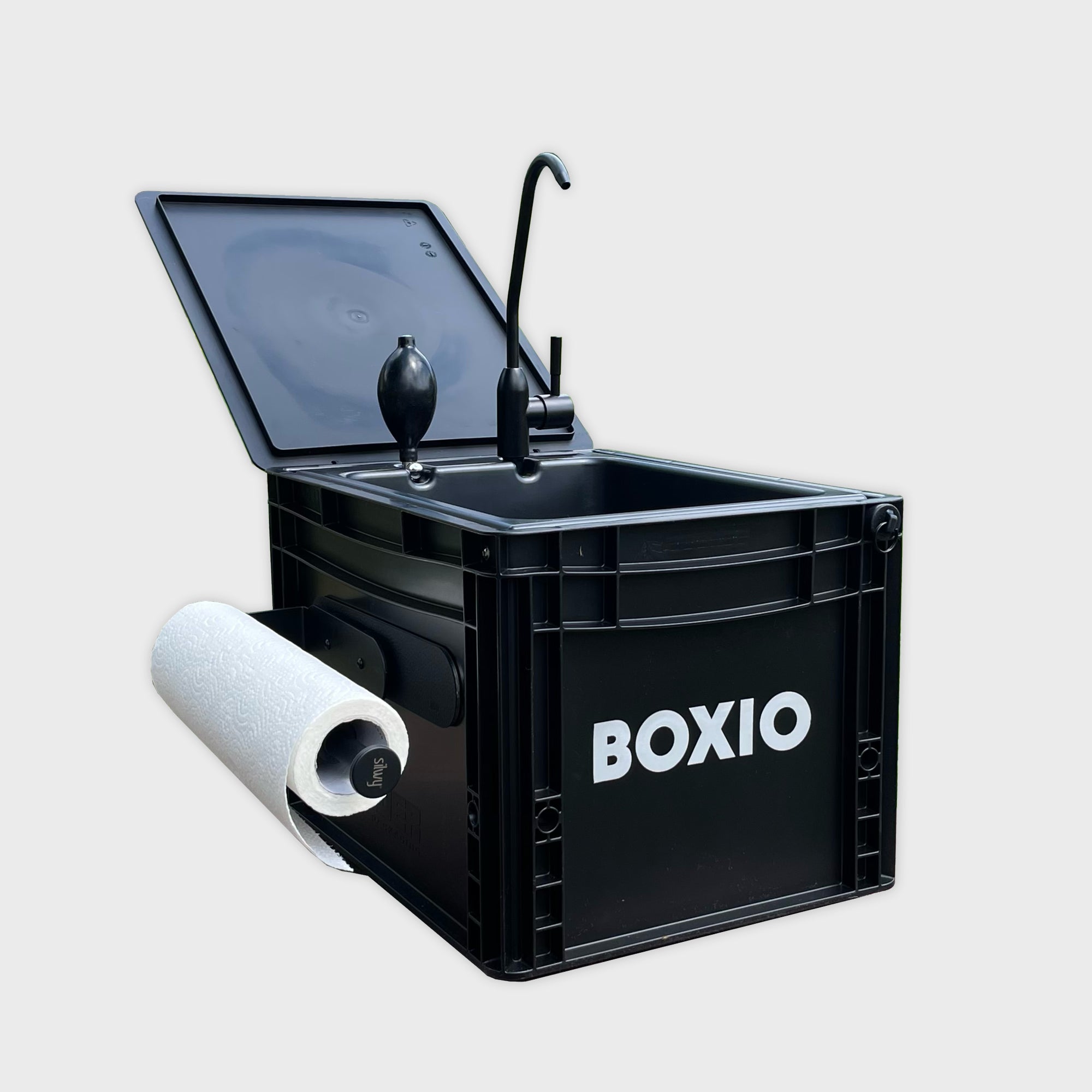 Tragbarer Waschbehälter mit Wasserhahn und Papierrolle, dekoriert mit dem Schriftzug "BOXIO".