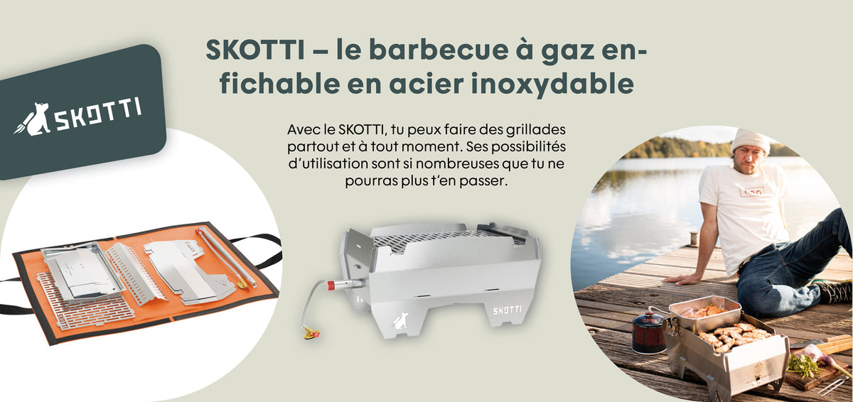 Mobiler SKOTTi Gasgrill aus Edelstahl auf einem Holzsteg am Wasser, mit gegrilltem Essen und einer Gasflasche daneben.