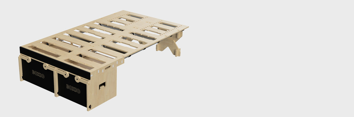 Modulare Holzpalette mit integrierten Aufbewahrungsboxen, geeignet für Lagerung und Transport.