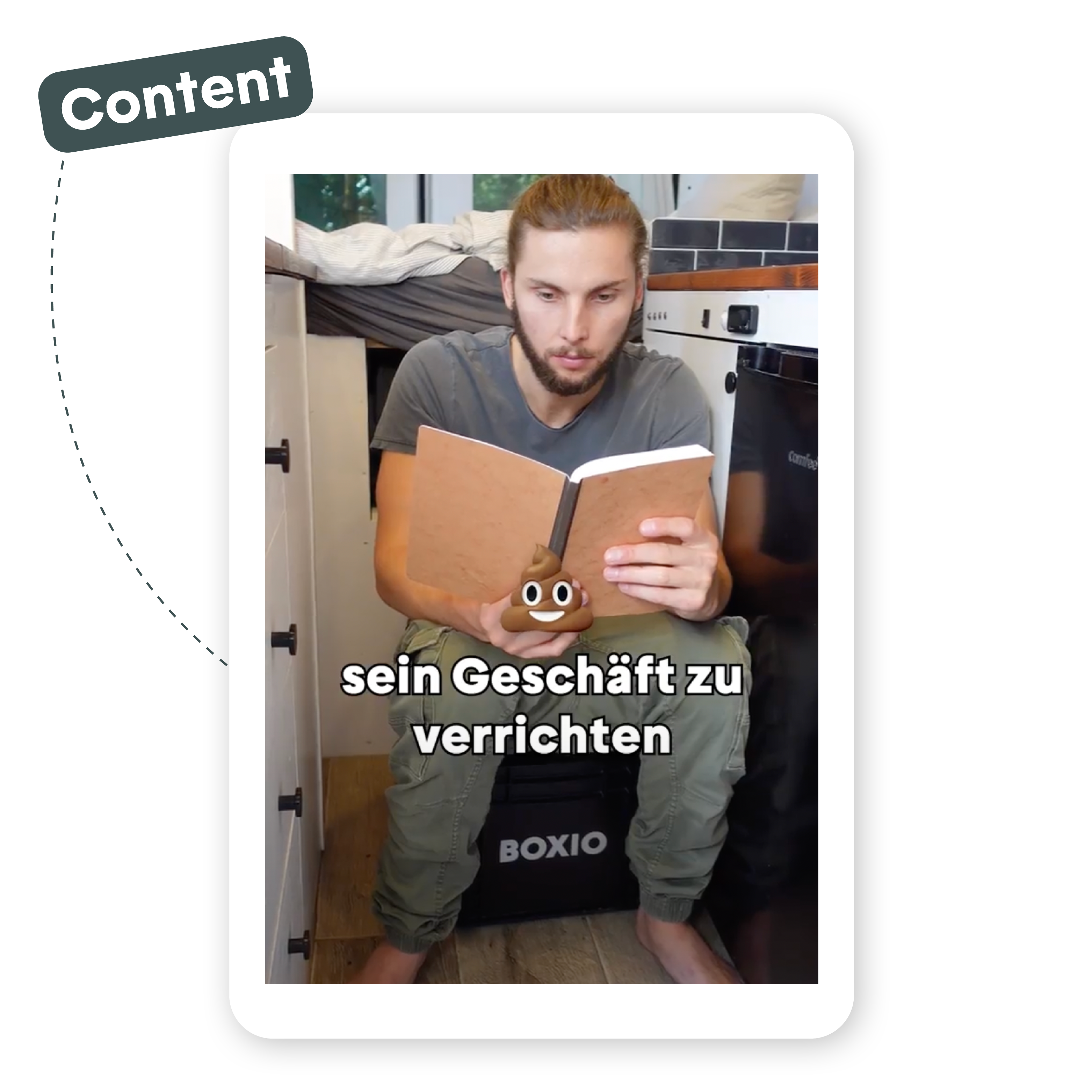 Junger Mann sitzt auf einer Kiste, liest ein Buch und hat eine Klorollenfigur neben sich. Humorvolle Alltagssituation.