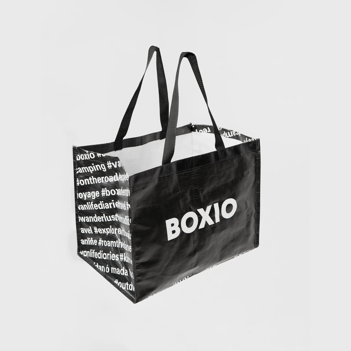 Schwarze Tragetasche mit weißen Aufdrucken und dem Schriftzug "BOXIO", ideal für Reisen und Freizeit.