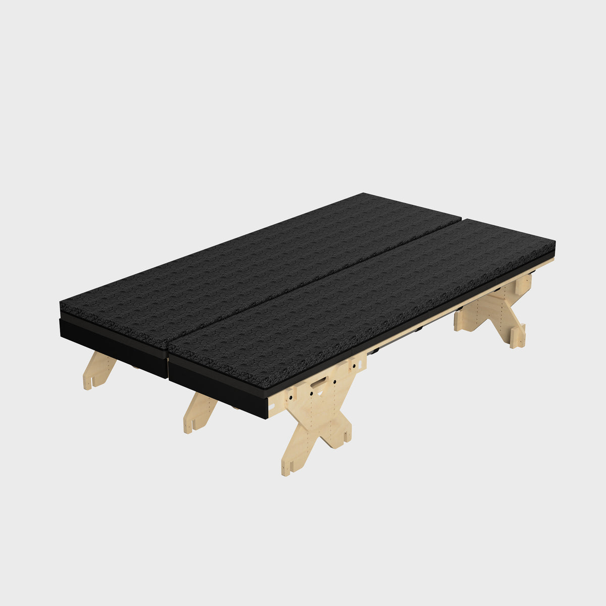 Schwarze Klappmatratze auf einem skandinavischen Holzrahmen, geeignet für multifunktionale Anwendungen.
