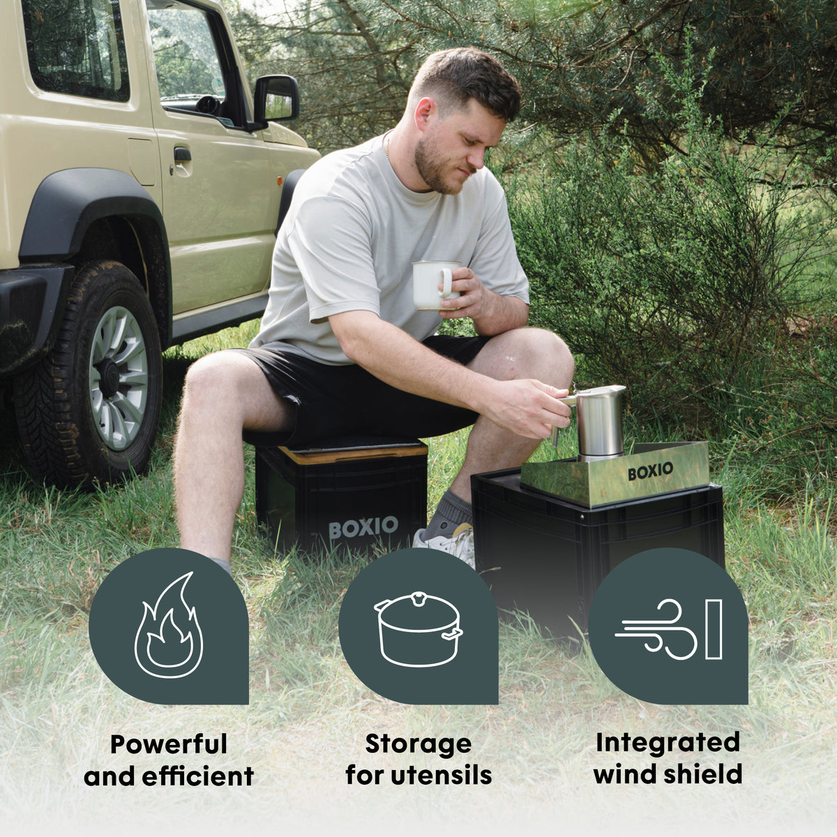 Mann bereitet Kaffee im Freien mit einem kompakten Kochsystem neben einem Geländewagen.