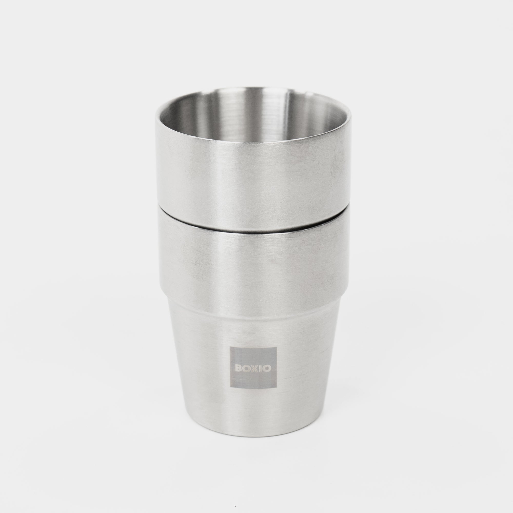 Edelstahlbecher, stapelbar, mit dem Logo „BOXIO“ auf der Vorderseite, auf weißem Hintergrund.