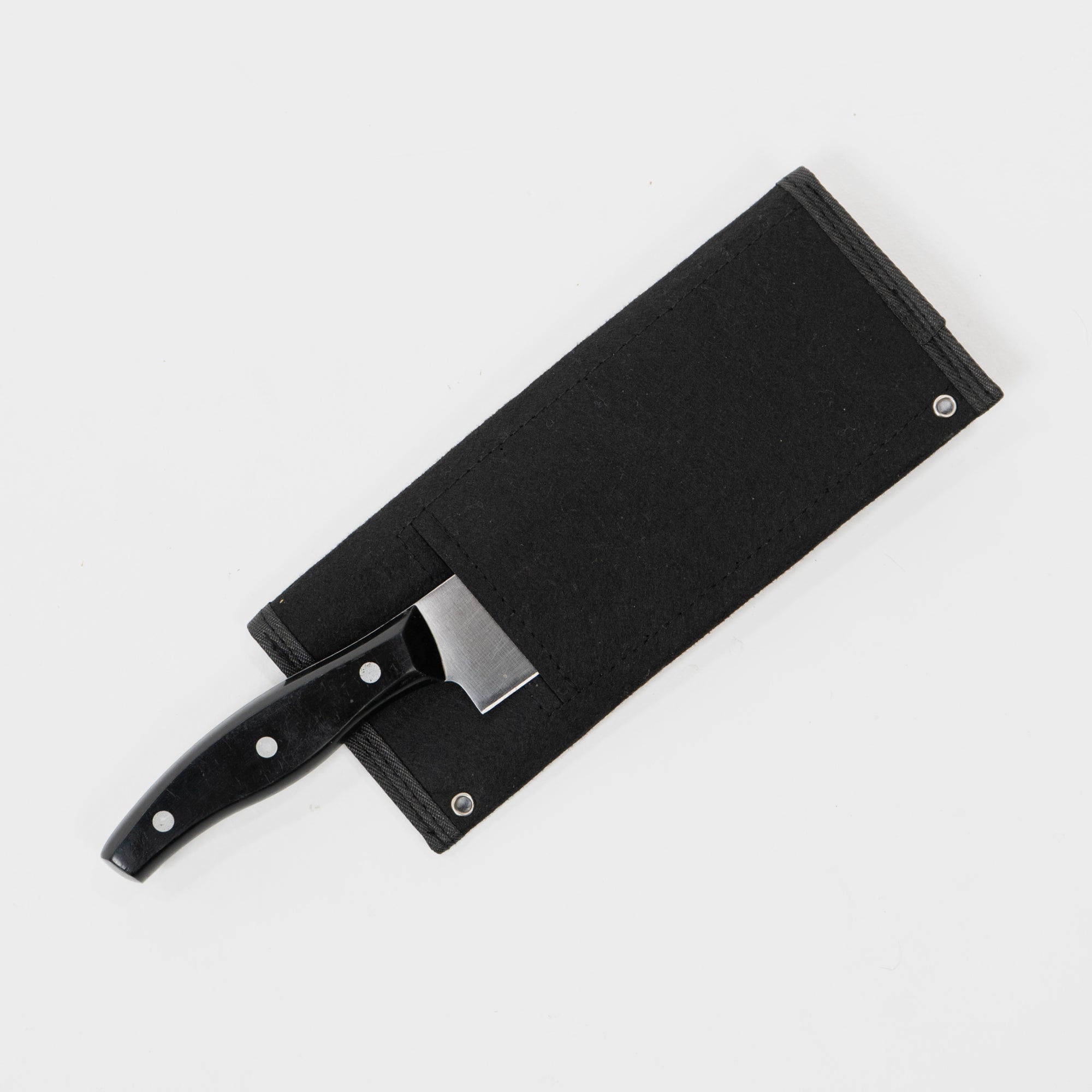 Schwarzes Messer mit Holzgriff teilweise in einer schwarzen Filztasche steckend. Minimalistisches Design.