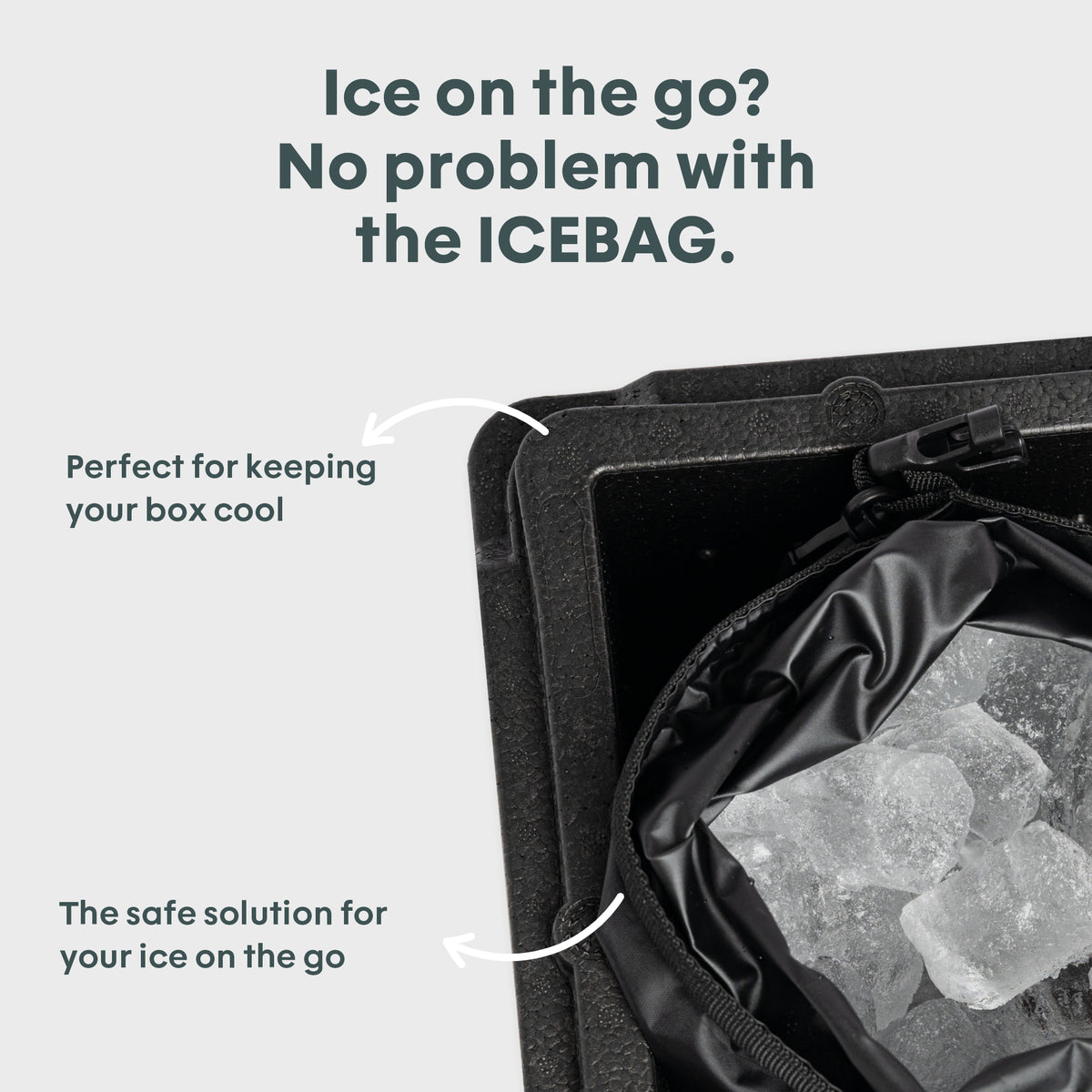 ICEBAG mit Eiswürfeln, ideal für unterwegs und zur Kühlung von Getränken im Kühler. Praktisches Design mit Sicherheitsverschluss.