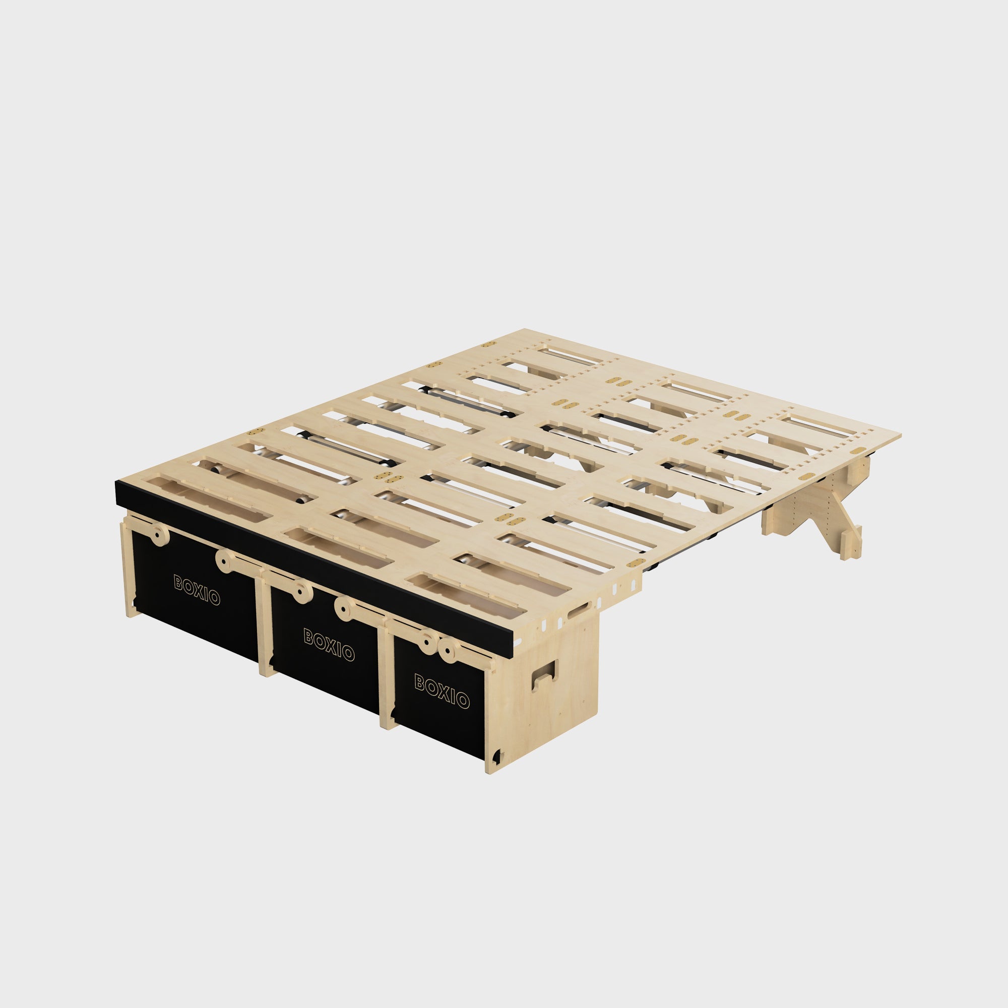 Schlichte Holzpalette mit schwarzen Boxen, ideal für kreative Lagerlösungen und moderne Möbeldesigns.