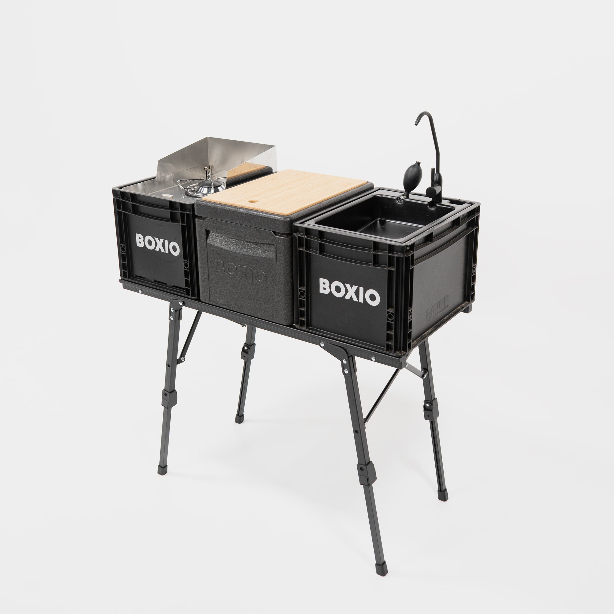 Mobiler Camping-Küchentisch mit Waschbecken, Schneidebrett und Platz für Utensilien, ideal für Outdoor-Abenteuer.