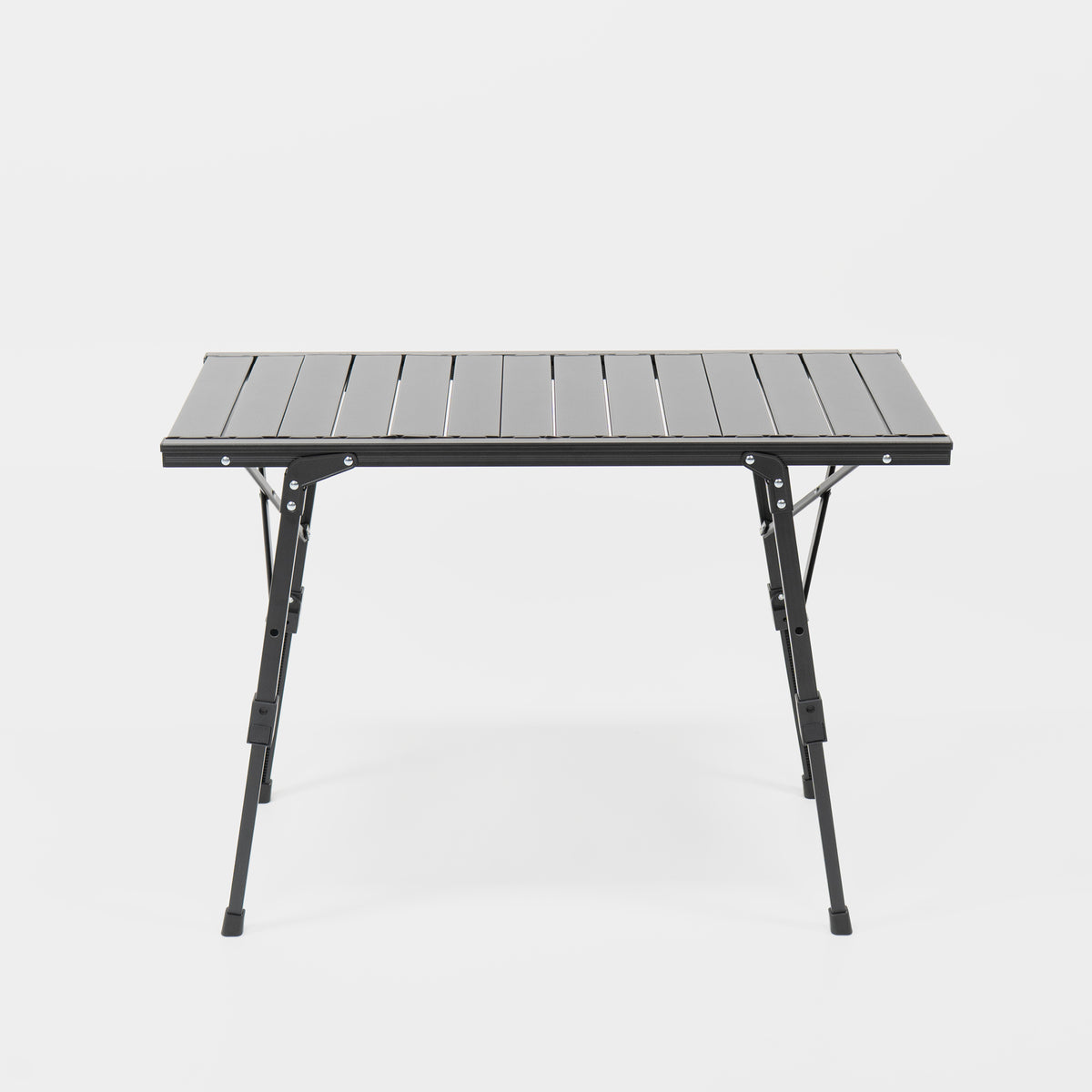 Faltbarer Tisch aus schwarzem Metall mit laminierten Oberflächen und stabilen, klappbaren Beinen.