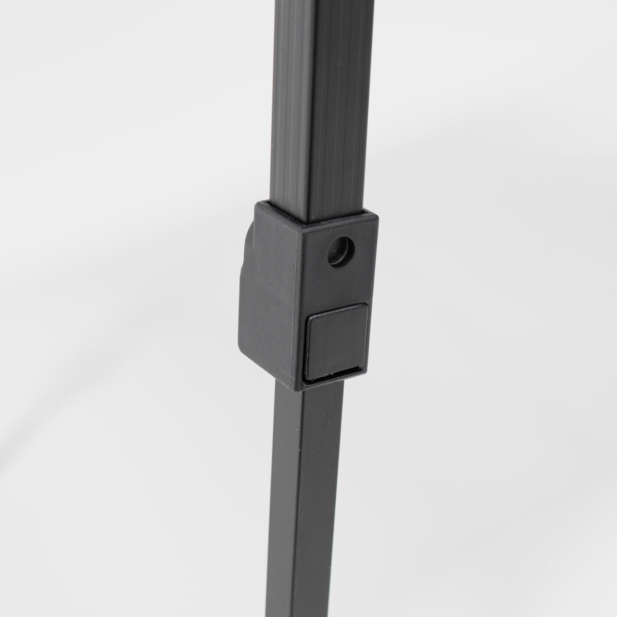 Detailaufnahme eines schwarzen Aluminiumständers mit einer robusten Verstellmechanik.