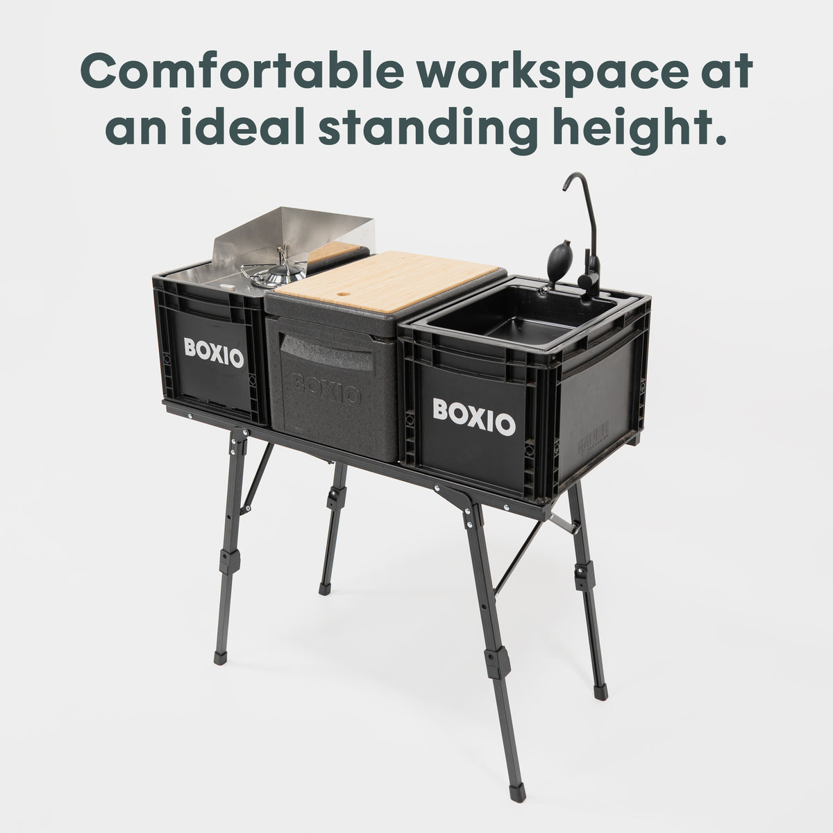 Modularer Arbeitsbereich in idealer Stehhöhe mit Holzarbeitsplatte und modularen Boxen für Organisation.