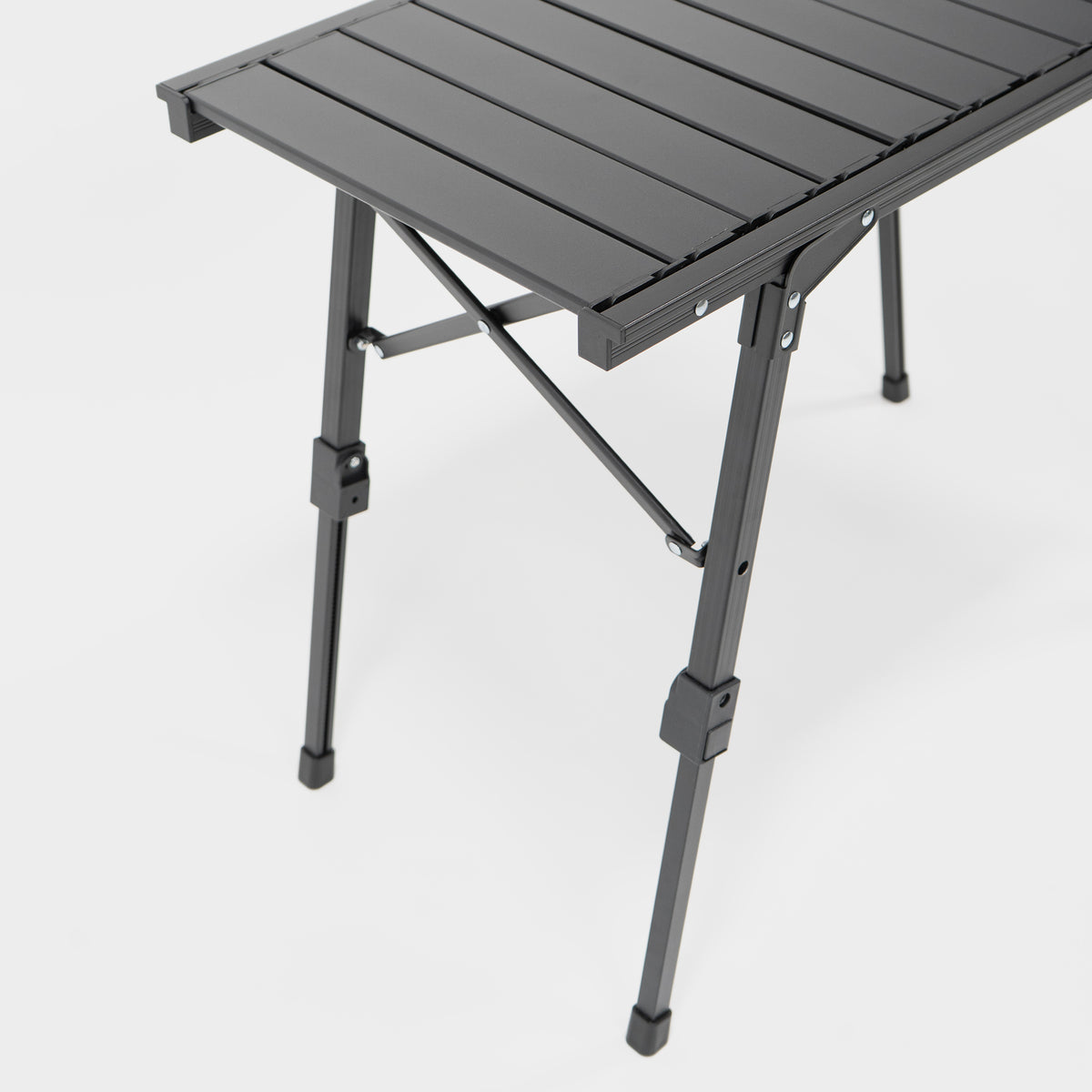 Klappbarer, stabiler Tisch mit horizontalen Lamellen und verstellbaren Beinen in mattschwarz. Ideal für Outdoor-Aktivitäten.