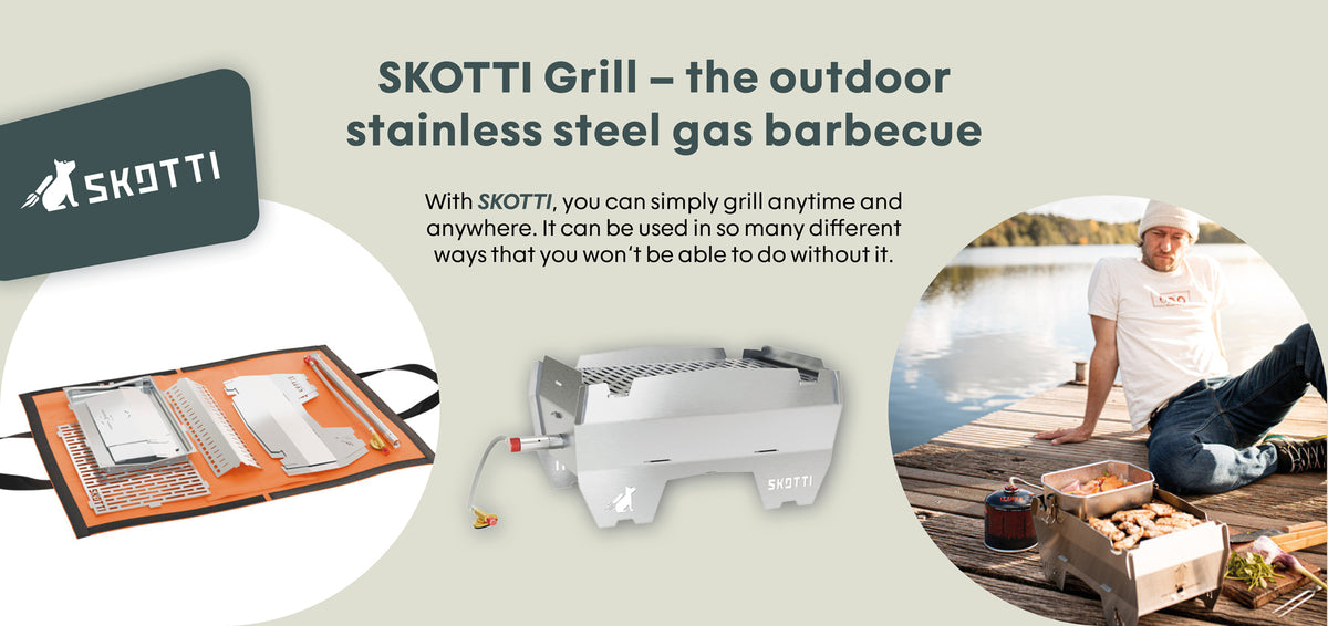 SKOTTI Grill, tragbarer Edelstahl-Gasgrill, liegt zusammengeklappt auf einem Untergrund, daneben ein Mann am Wasser mit Grillgut.