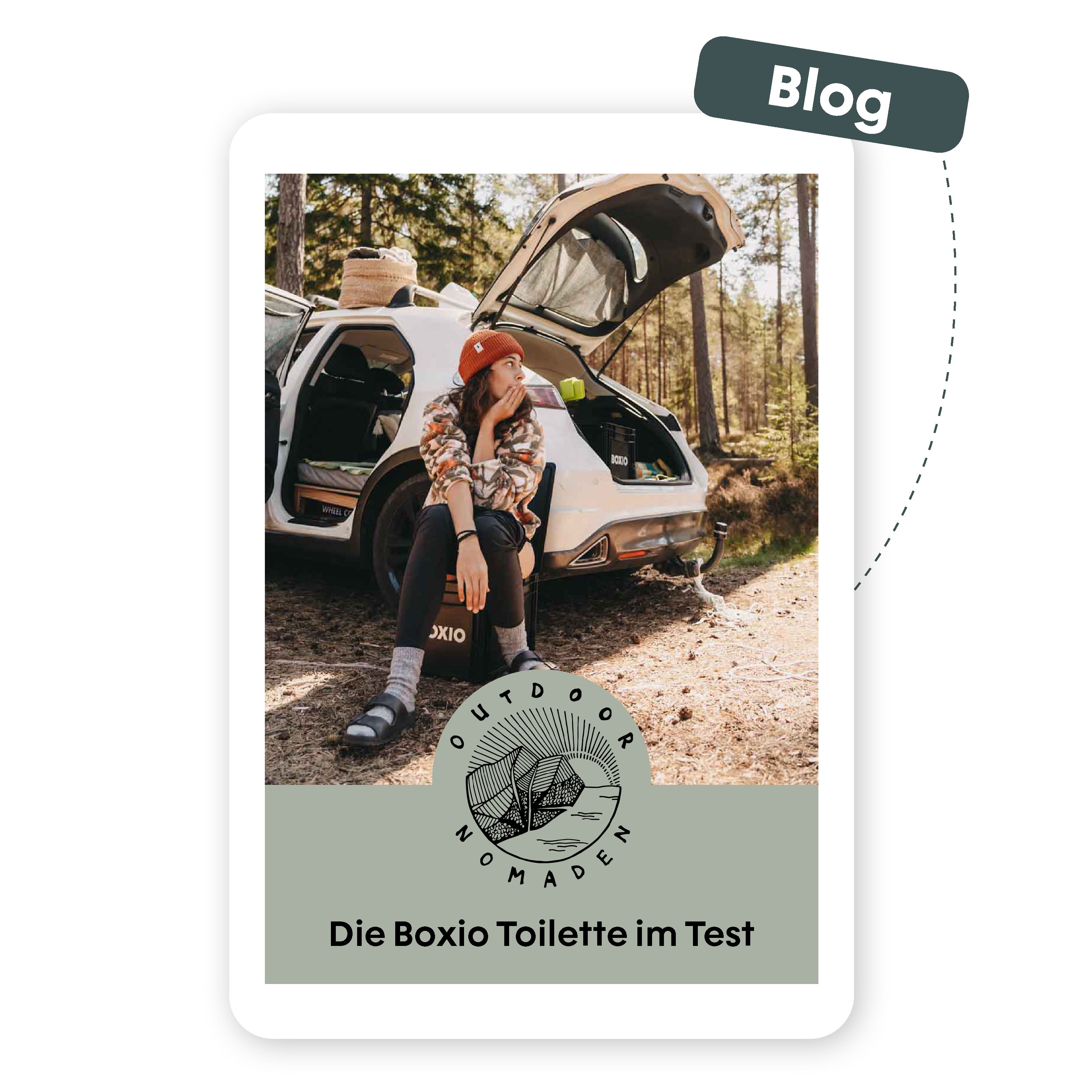 Frau sitzt in der Natur neben einem Auto und testet die Boxio Toilette. Wald und Camping-Ausrüstung im Hintergrund.