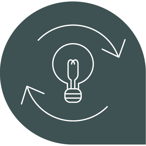 Glühbirne mit einem Recycling-Symbol, das auf Nachhaltigkeit und erneuerbare Energien hinweist.
