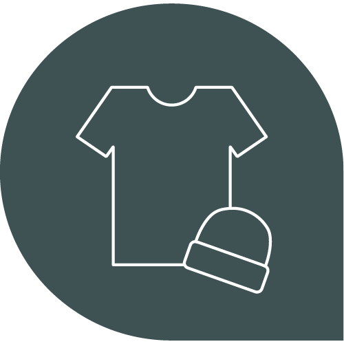 Ein einfaches Grafik-Design mit einem T-Shirt und einer Mütze auf einem dunklen Hintergrund.