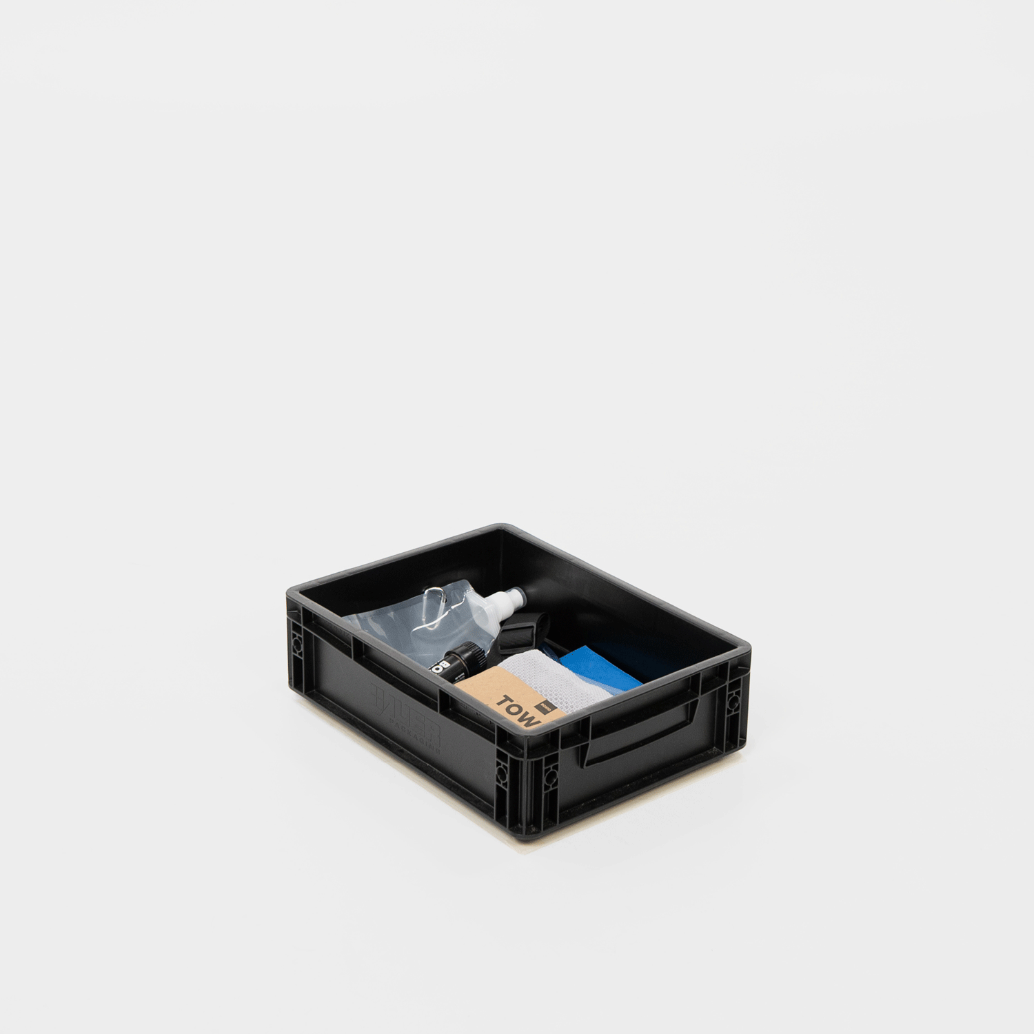 Schwarze Aufbewahrungsbox mit verschiedenen Reinigungsutensilien, darunter eine Sprühflasche, Tücher und Zubehör.