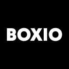 Schwarzer Hintergrund mit dem weißen Schriftzug "BOXIO" in modernem Logo-Design.
