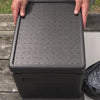 passive Kühlbox wird geöffnet, im Inneren befindet sich Gemüse, Getränkedosen und Kühlakkus so wie eine Drybag mit BOXIO-LOGO